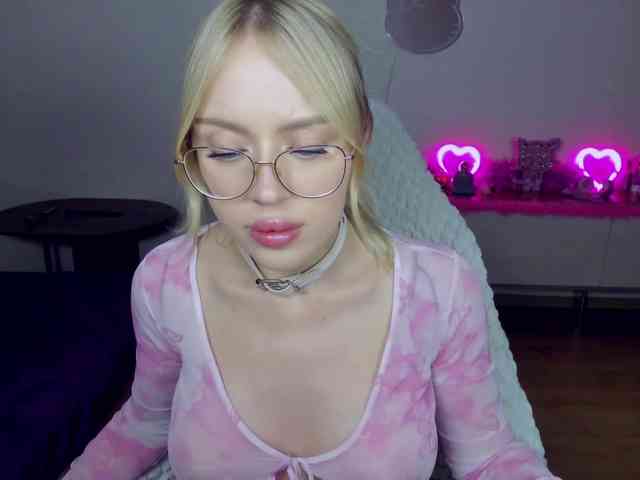 MindyKally webcam