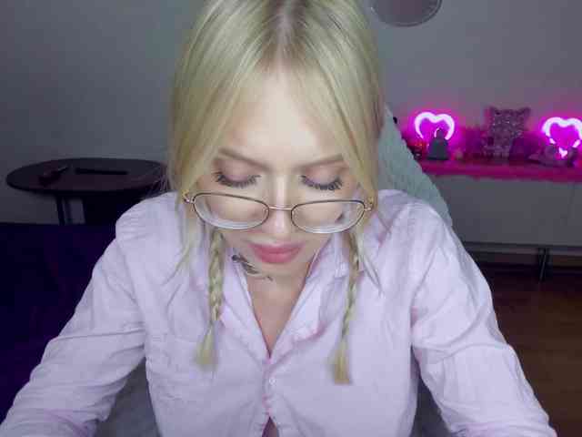 MindyKally webcam