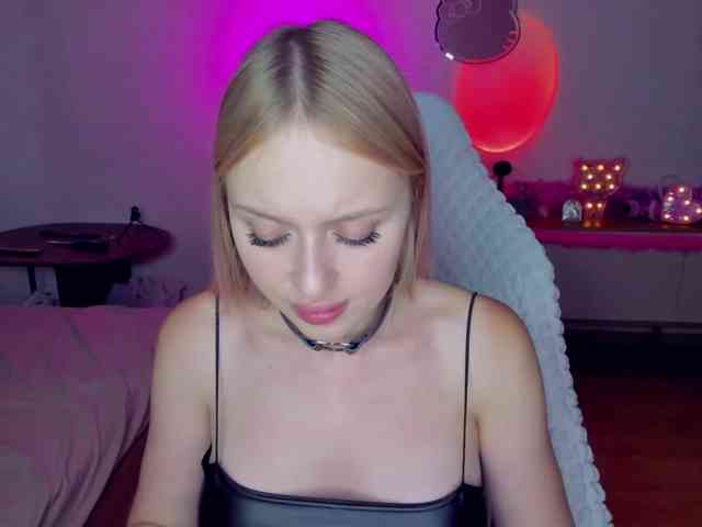 MindyKally webcam
