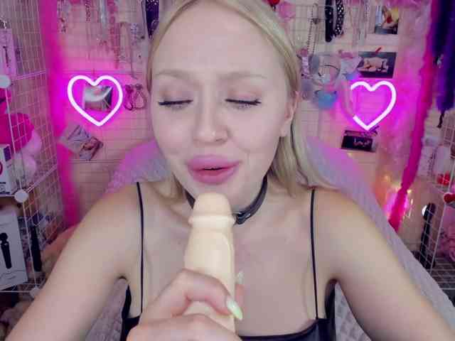 MindyKally webcam