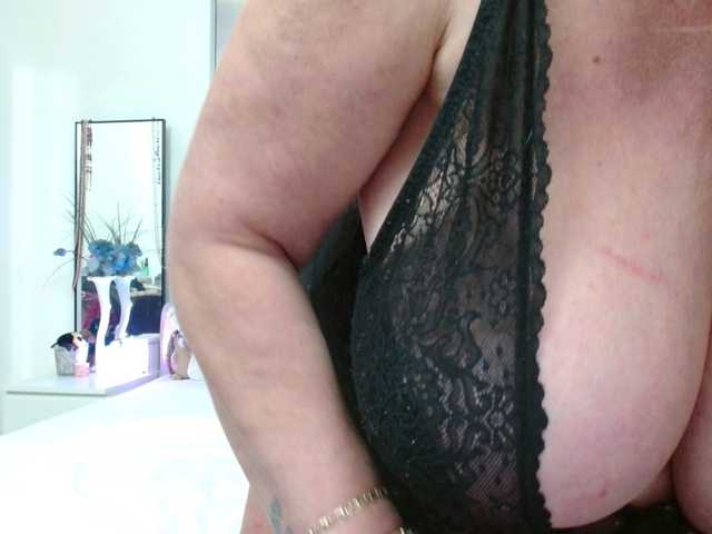 YulliaMilf's BongaCams show and profile