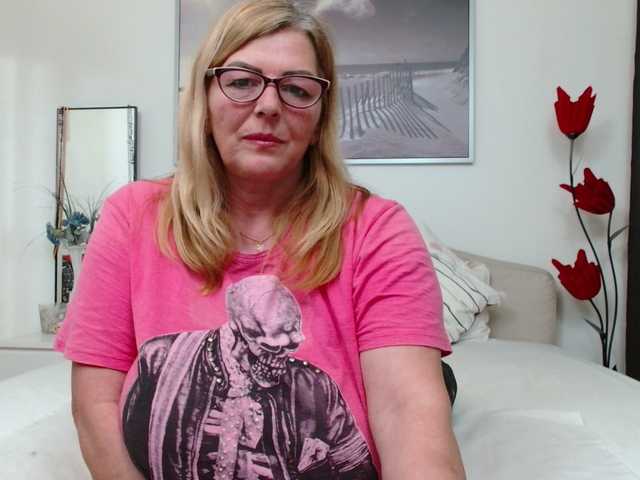 YulliaMilf's BongaCams show and profile