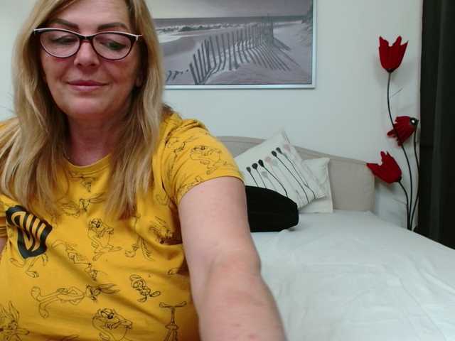 YulliaMilf's BongaCams show and profile