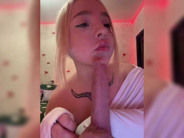 LittleDelora's BongaCams show and profile