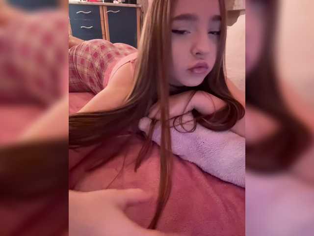 LittleDelora room chat