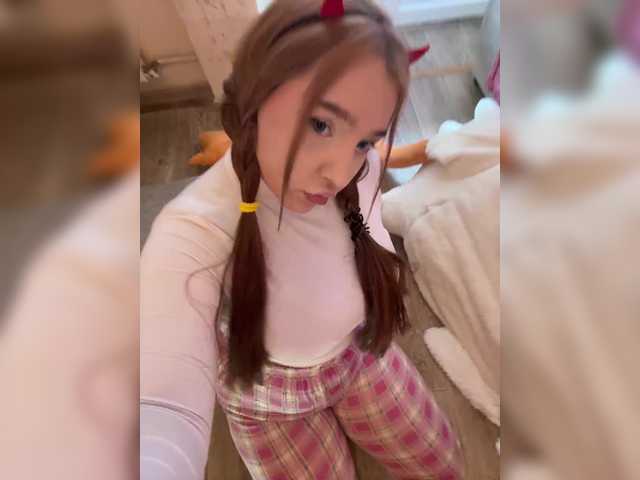 LittleDelora's BongaCams show and profile