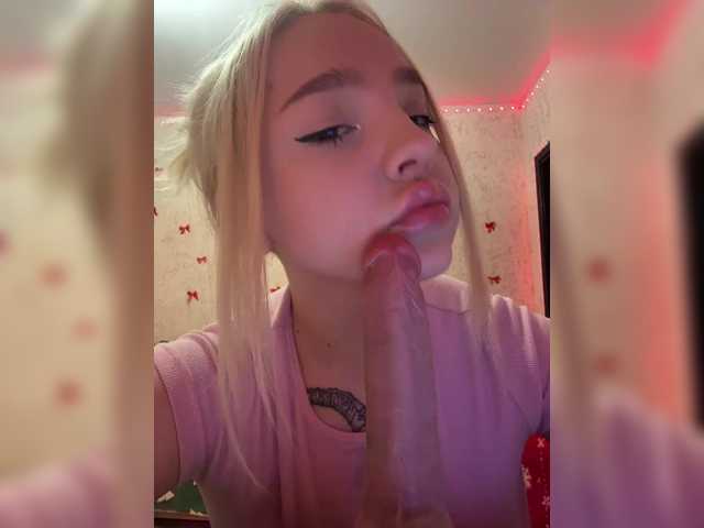 LittleDelora's BongaCams show and profile