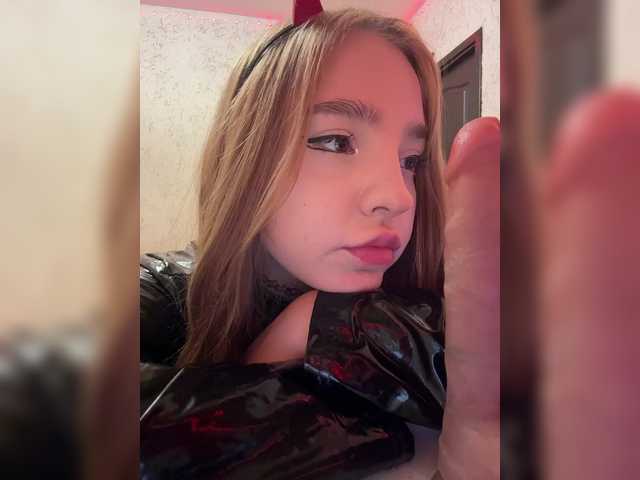 LittleDelora's BongaCams show and profile