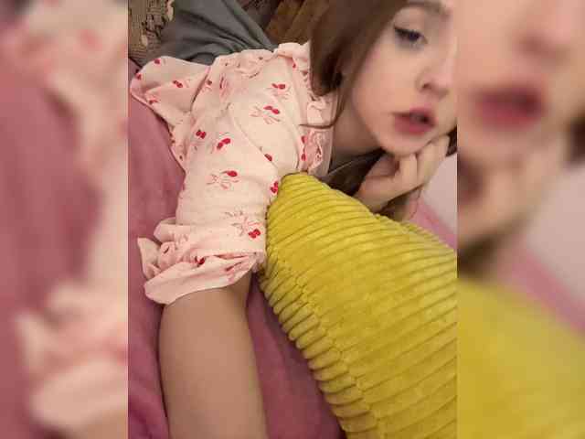 LittleDelora webcam