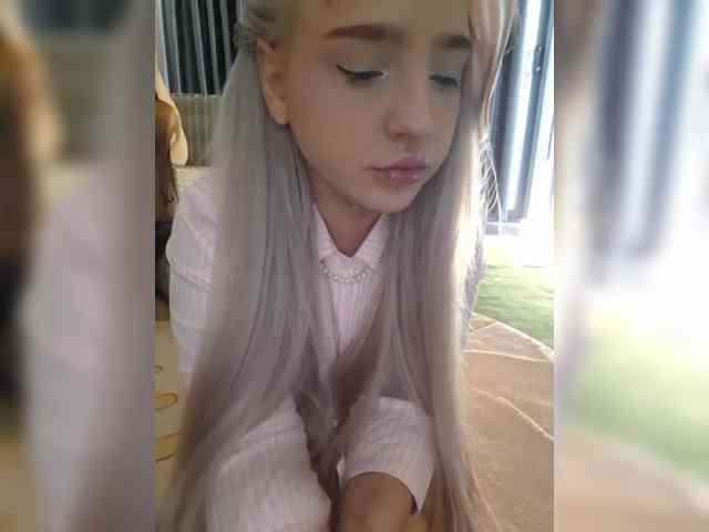 LittleDelora webcam