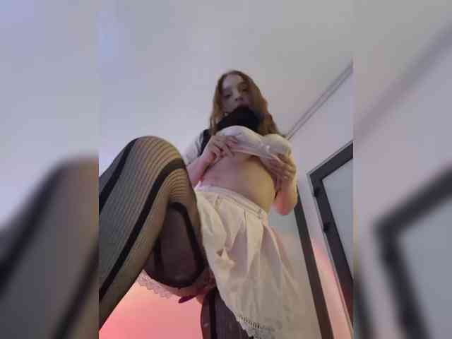 LittleDelora webcam