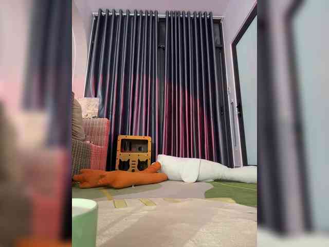 LittleDelora webcam