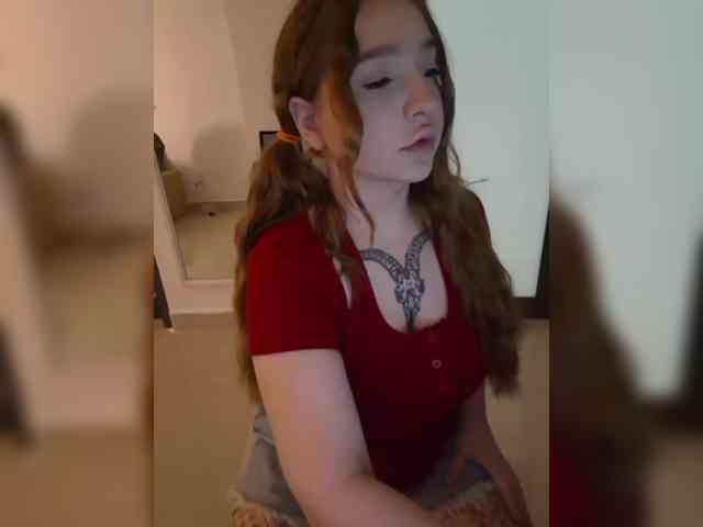 LittleDelora webcam