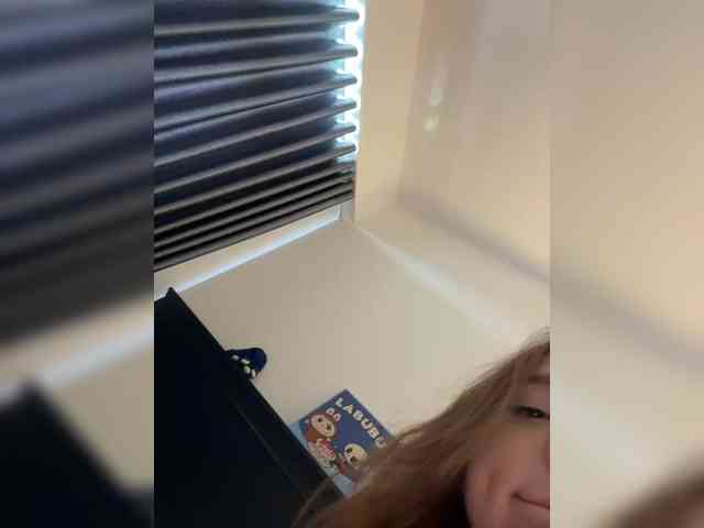 LittleDelora webcam