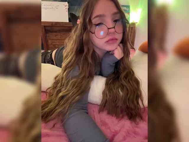 LittleDelora webcam