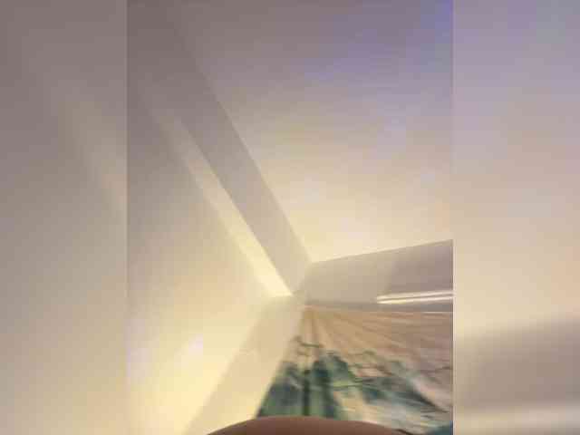 LittleDelora webcam