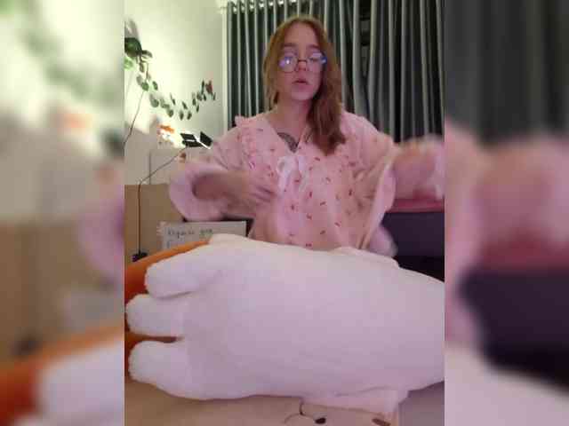 LittleDelora webcam