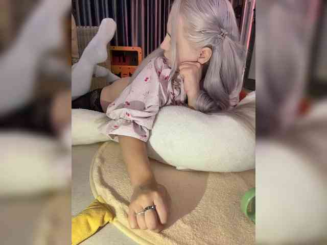 LittleDelora webcam