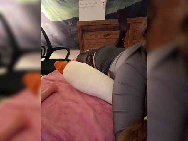 LittleDelora webcam