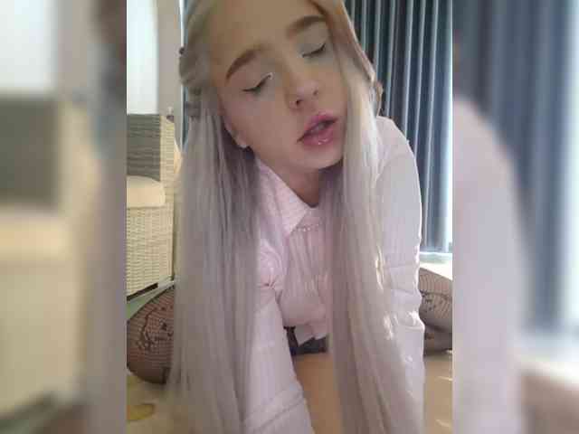 LittleDelora webcam