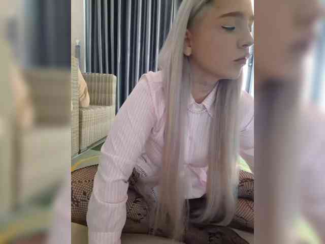 LittleDelora webcam