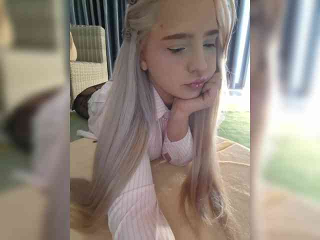 LittleDelora webcam