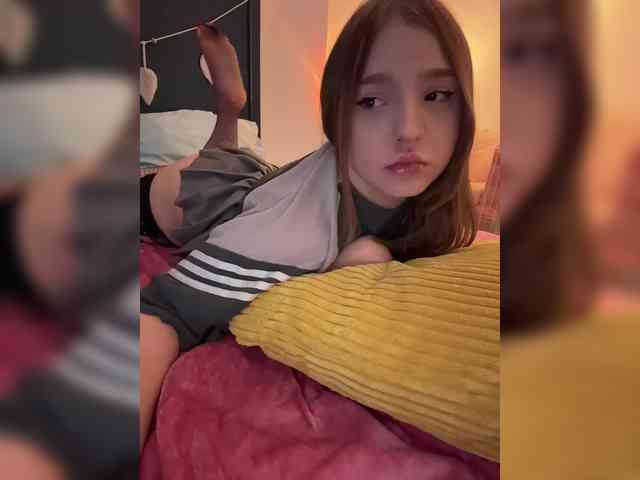 LittleDelora webcam