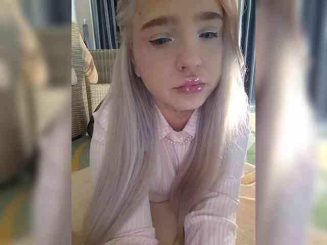 LittleDelora webcam