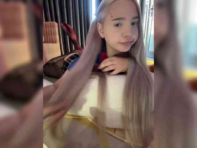 LittleDelora webcam