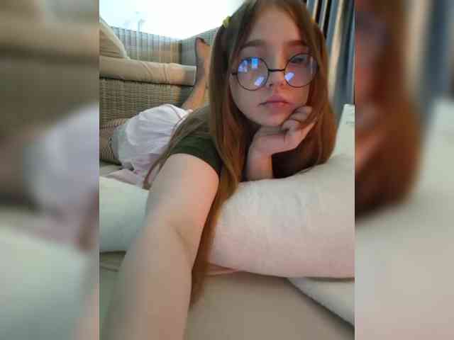 LittleDelora webcam