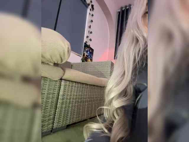 LittleDelora webcam