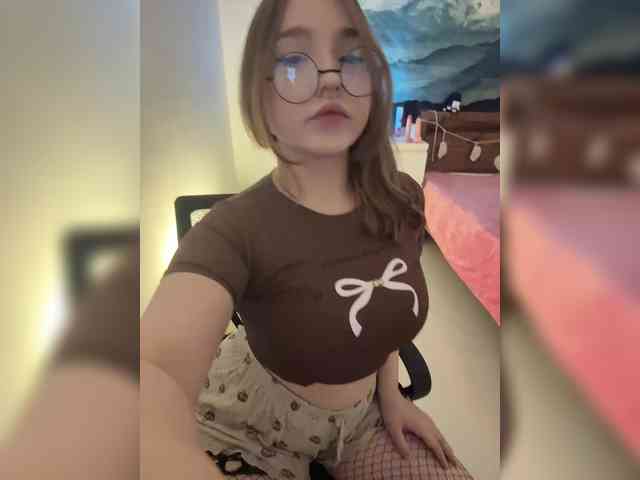 LittleDelora webcam