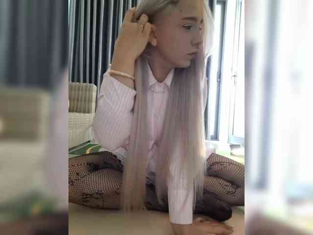 LittleDelora webcam