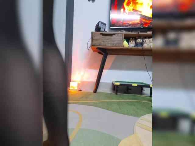 LittleDelora webcam
