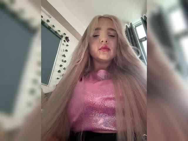 LittleDelora webcam