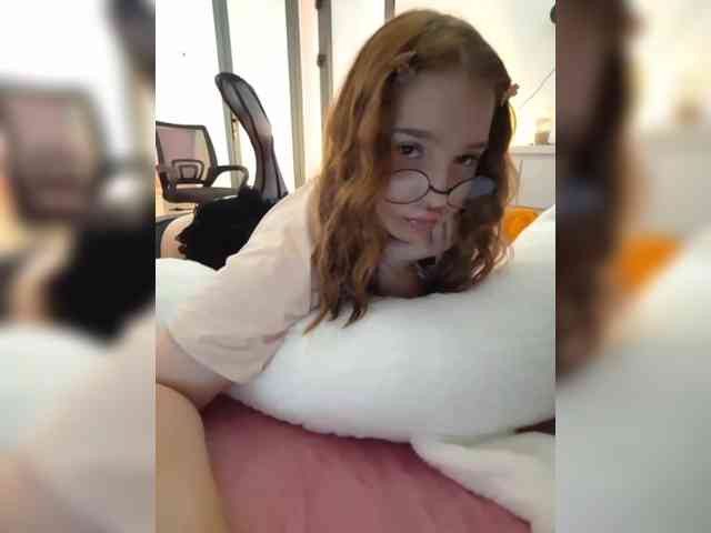 LittleDelora webcam