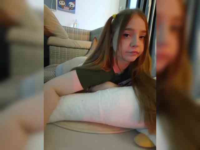 LittleDelora webcam