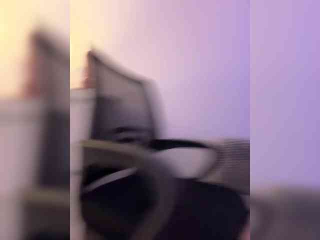 LittleDelora webcam