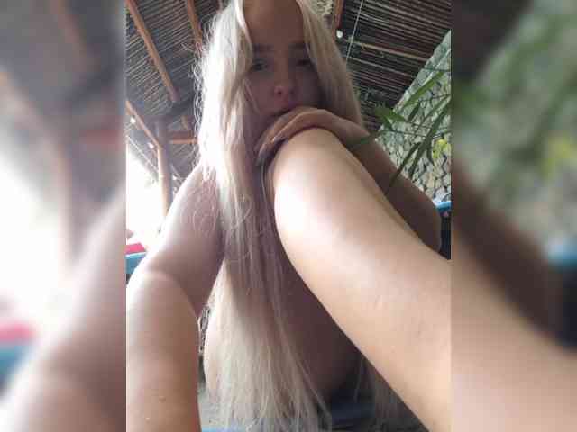 LittleDelora webcam