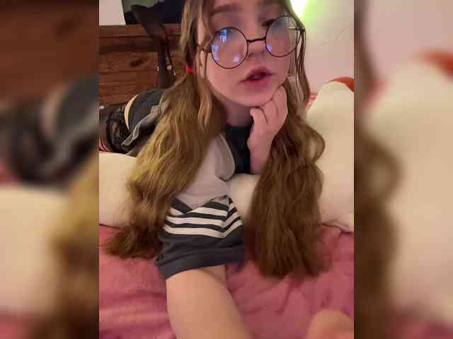 LittleDelora webcam