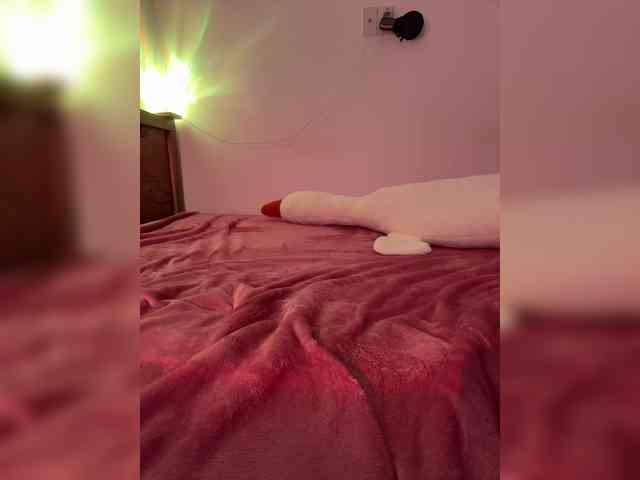 LittleDelora webcam