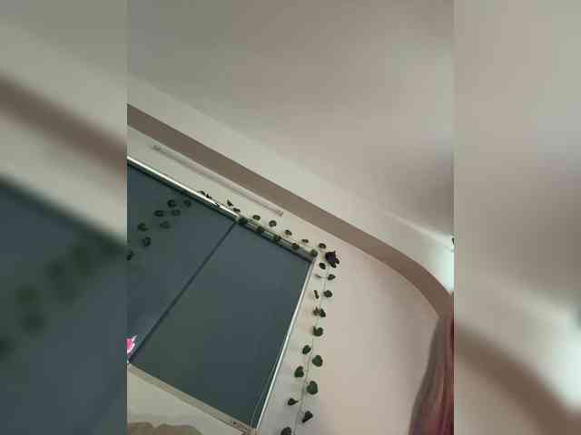 LittleDelora webcam