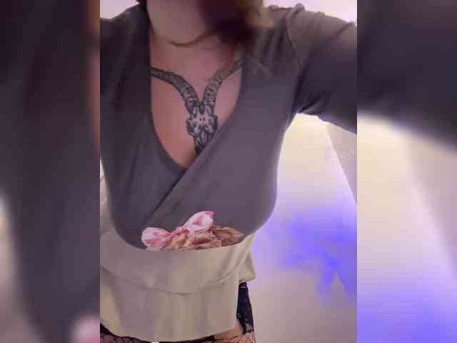 LittleDelora webcam