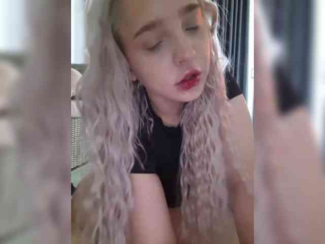 LittleDelora webcam