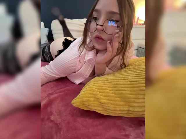 LittleDelora webcam