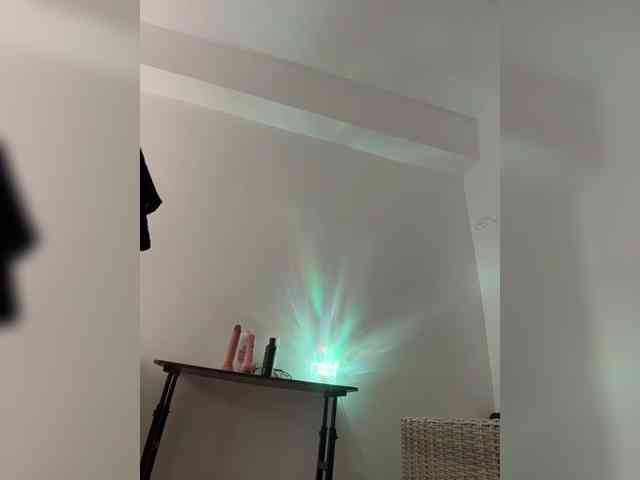 LittleDelora webcam