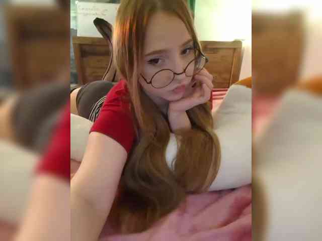 LittleDelora webcam