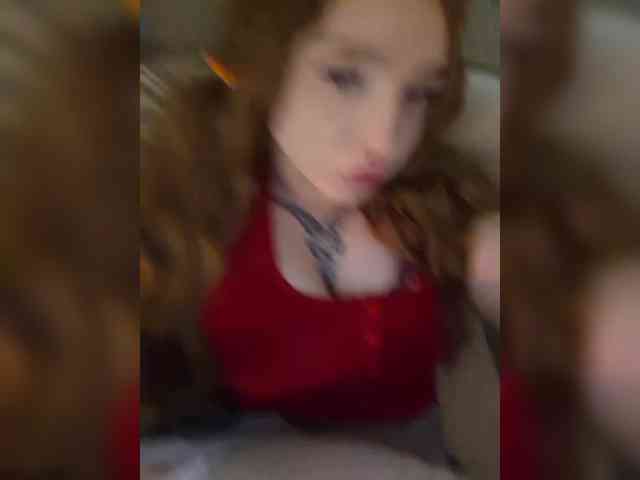 LittleDelora webcam