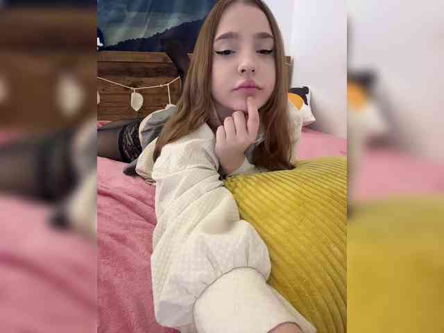 LittleDelora webcam