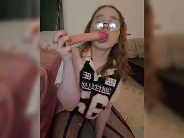 LittleDelora webcam